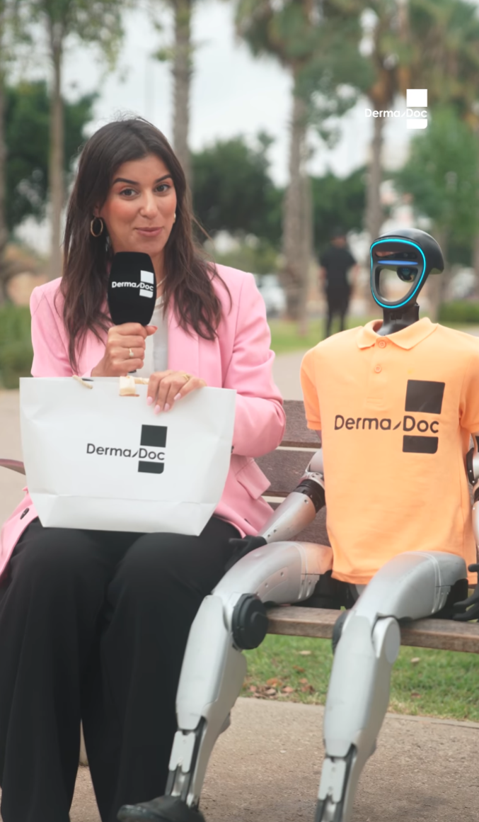 Unitree G1 promoting products at an event